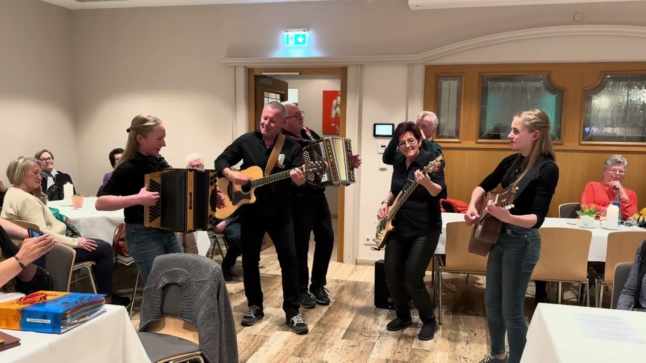 Musikantentreffen im Reschenhof 🎸🪗 Mia Drei mit Valentina und Evelyn von den Romedimadln. 