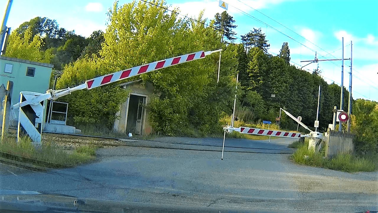 Passaggio a livello Terzo (AL) treno in transito #levelcrossing #terzo #passaggioalivello