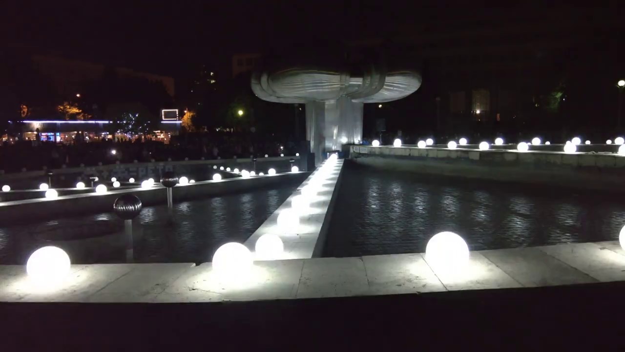 BIELA NOC Bratislava 2017 - Námestie slobody, fontána Družba - Collectif Coin - Globoscope