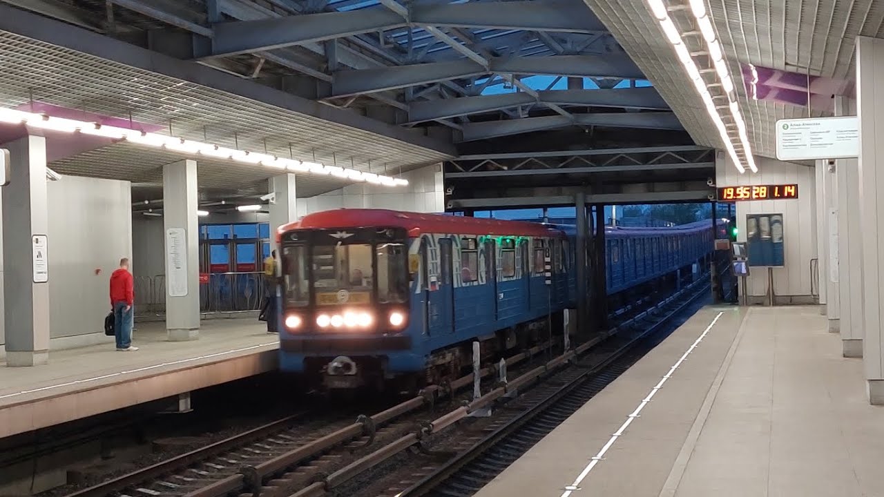 2 81-717/714.5 прибывают на станцию метро Технопарк