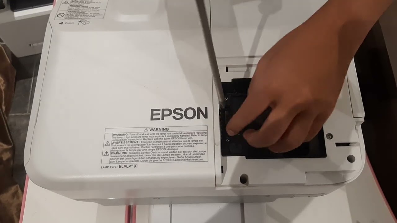 تغيير لمبة بروجكتور تفاعلي EPSON موديل EB-685Wi
