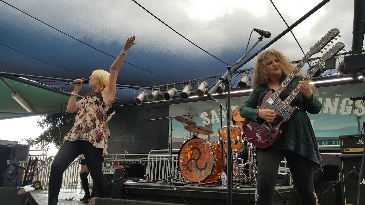 Lady Zep performs Ramble On with a little Stairway To Heaven