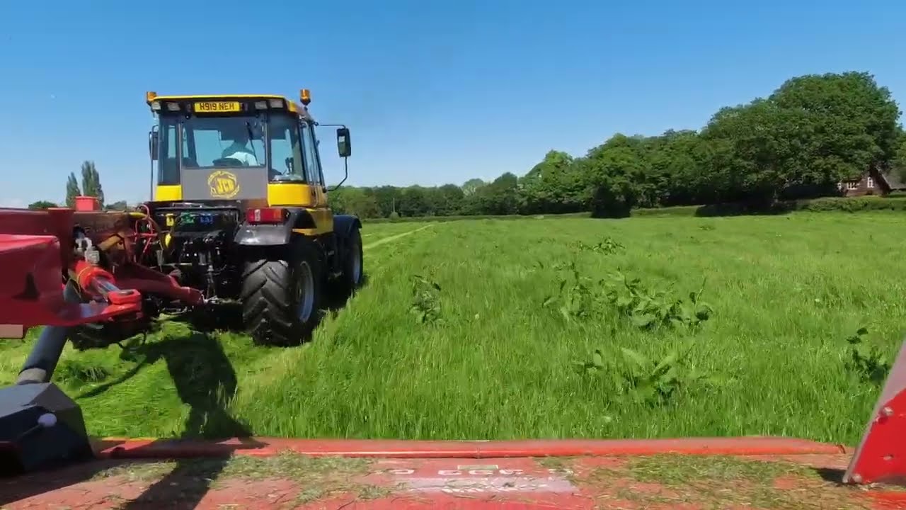 JCB Fastrac 145 Mowing 1st cut with Kuhn FC303 GL