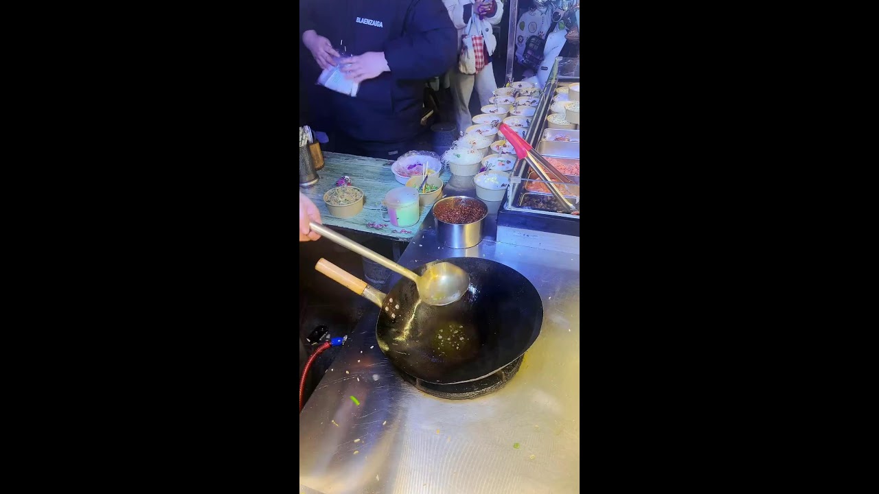 Enjoying delicious food - 纵览美食直播