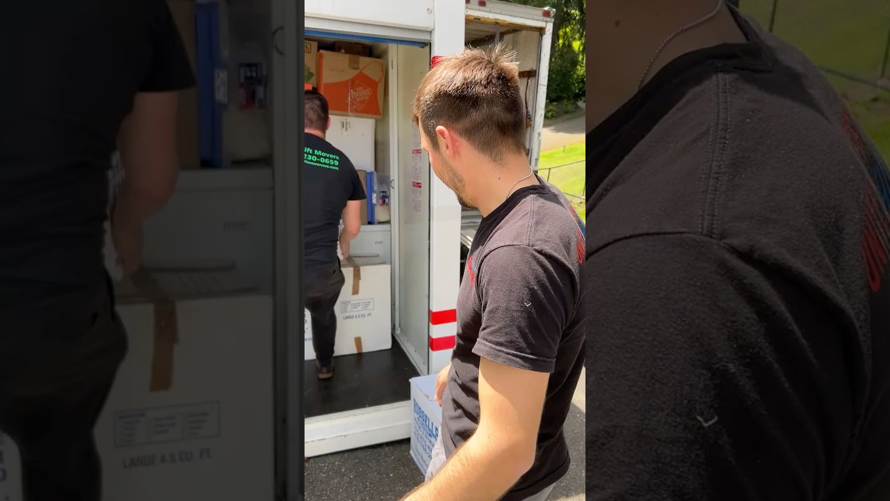 Stacking  boxes  in a pod #movingday #movingservices #moving #washingtonmovers  #pods
