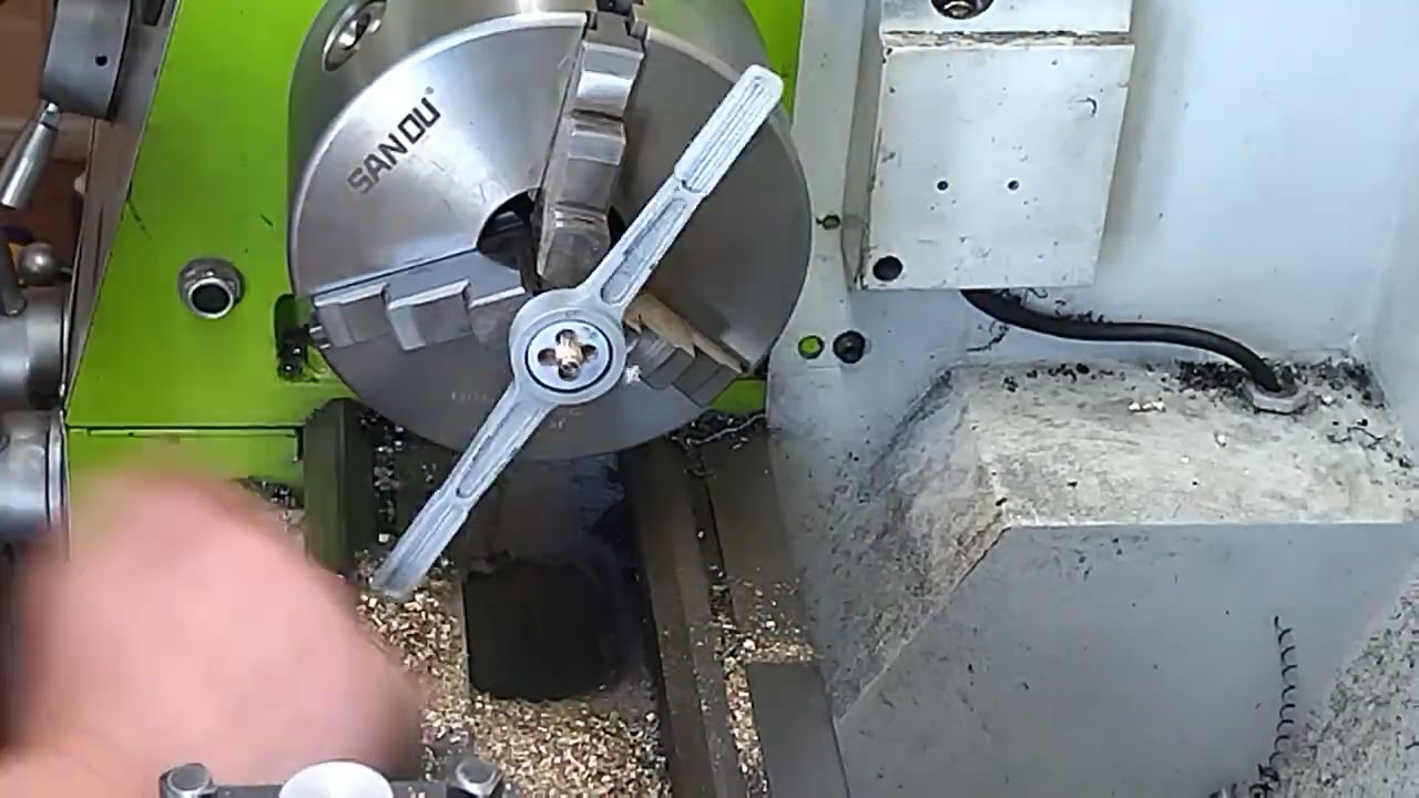 Токарный станок CJM 280.  Спец болты.