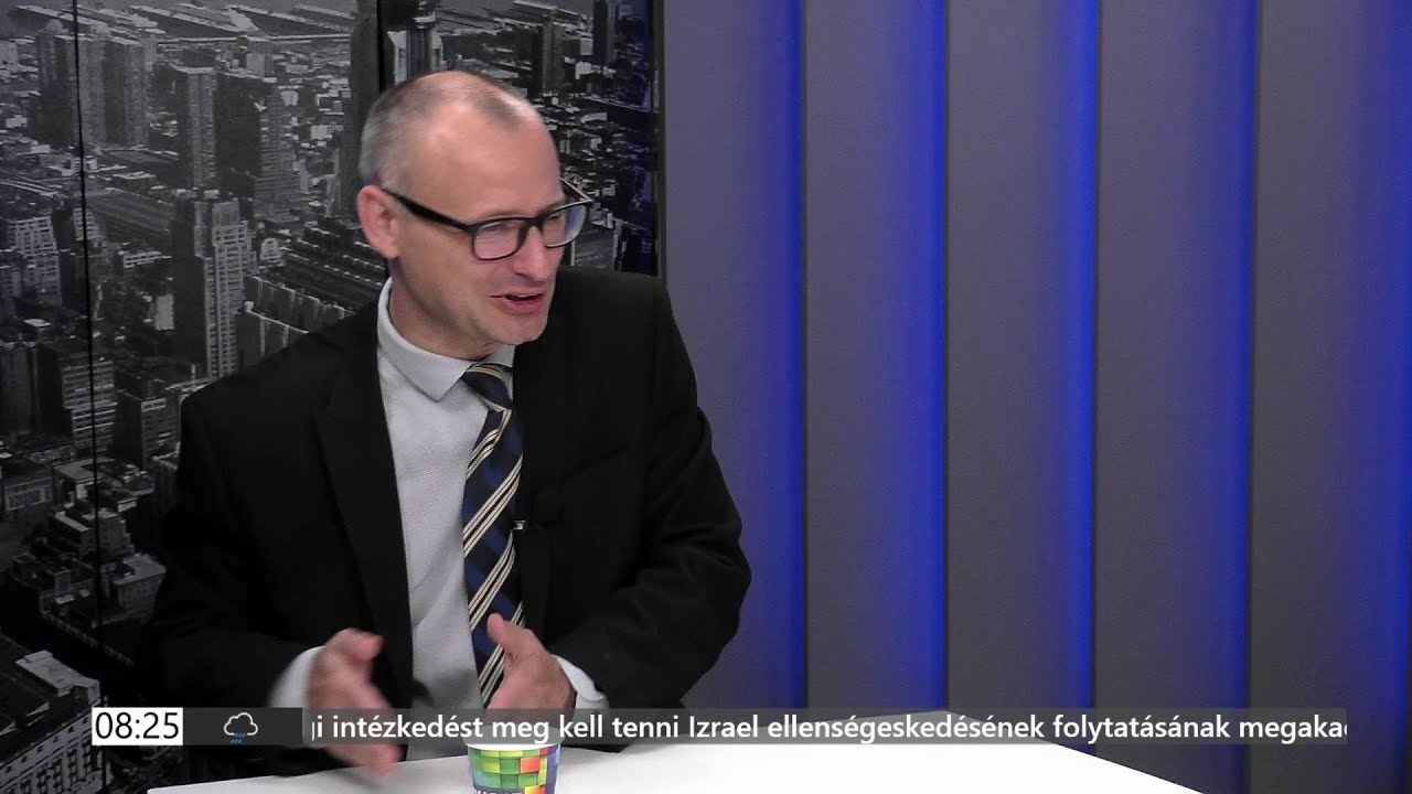 Pirkadat: Dr. Ujh&aacute;zi L&oacute;r&aacute;nd - egyetemi tan&aacute;r, lelk&eacute;sz