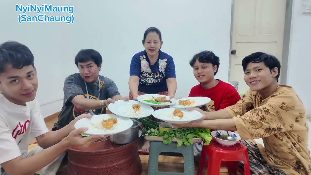 ပုဇွန်မာဆလာ ငါးပိရည် တို့စရာ အစုံ မိသားစု ထမင်းဝိုင်း….