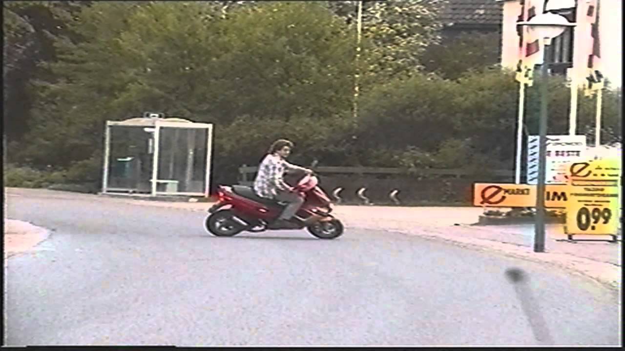 NO NO op scooter in Marrum bij cafe de Groene Oase
