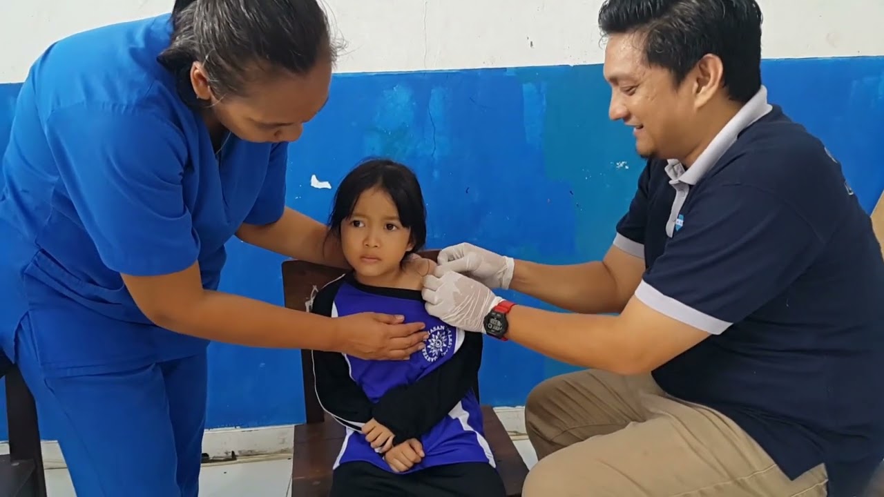 SUNTIK IMUNISASI MURID KELAS 1