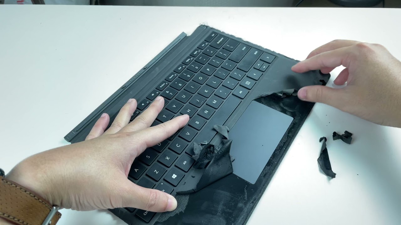 Quá trình bọc lại da cho bàn phím Surface Pro. Cóc ghẻ hoá Thiên Nga | Davis.vn