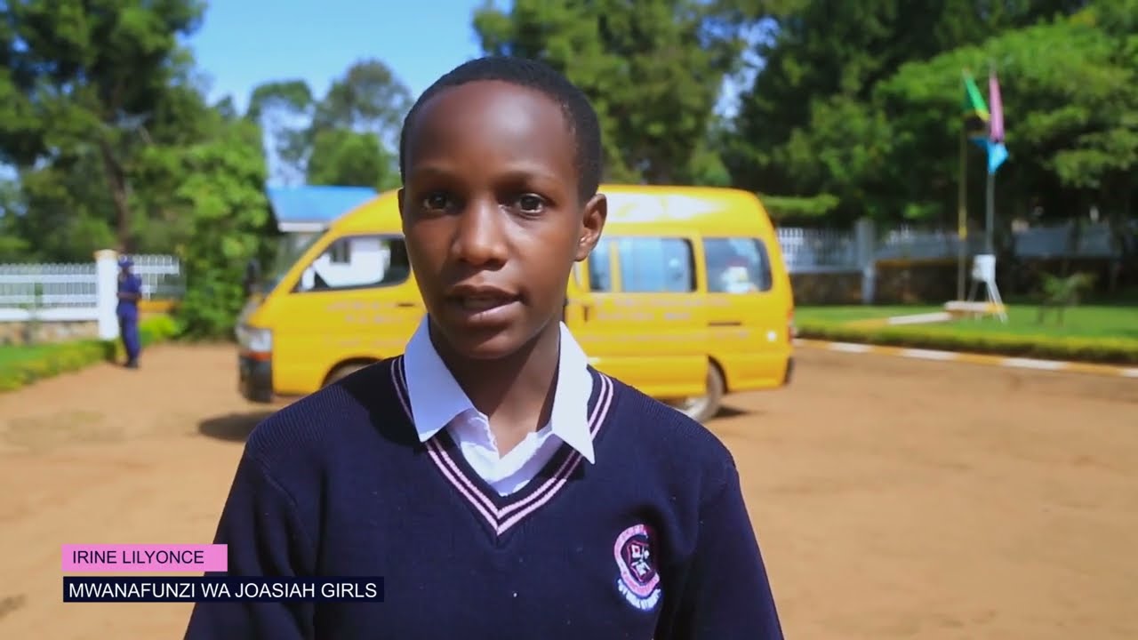WANAFUNZI WA JOSIAH GERLS SECONDARY WA GUSWA NA JANGA LA MOTO SHULE YA OMUMWANI.