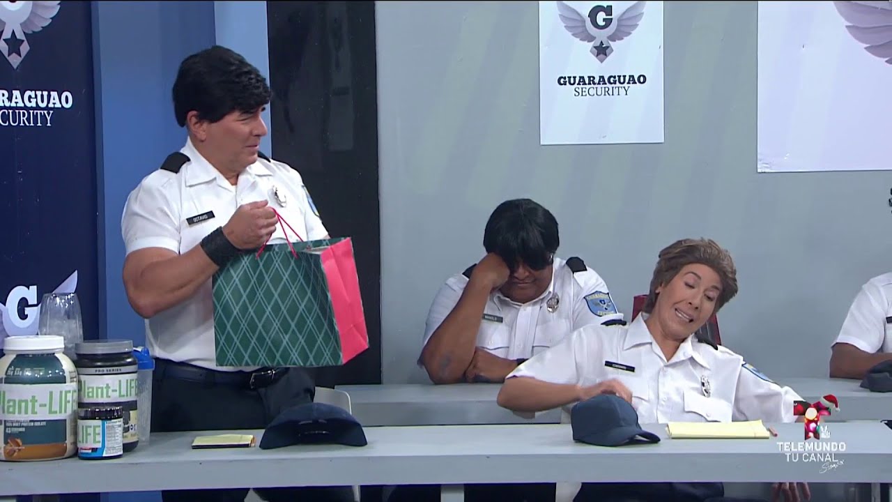 Raymond y sus amigos: Cadetes de Guaraguao Security intercambian regalos