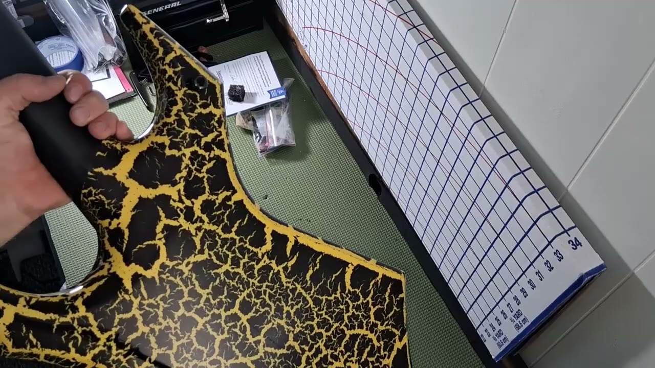 BC Rich Legacy Warlock unboxing,  yellow crackle