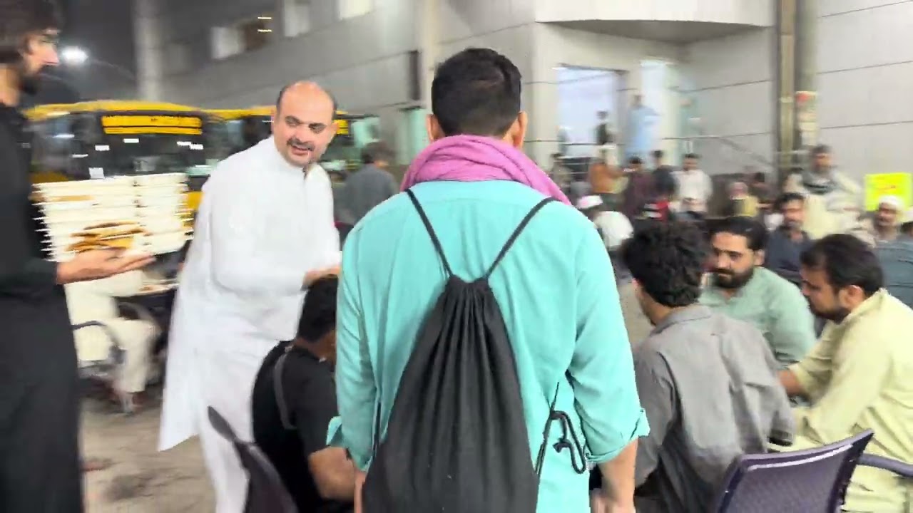 آج کی 24 سحری میں معزز مہمانوں کو سحری تقسیم کرتے ہوۓ ۔