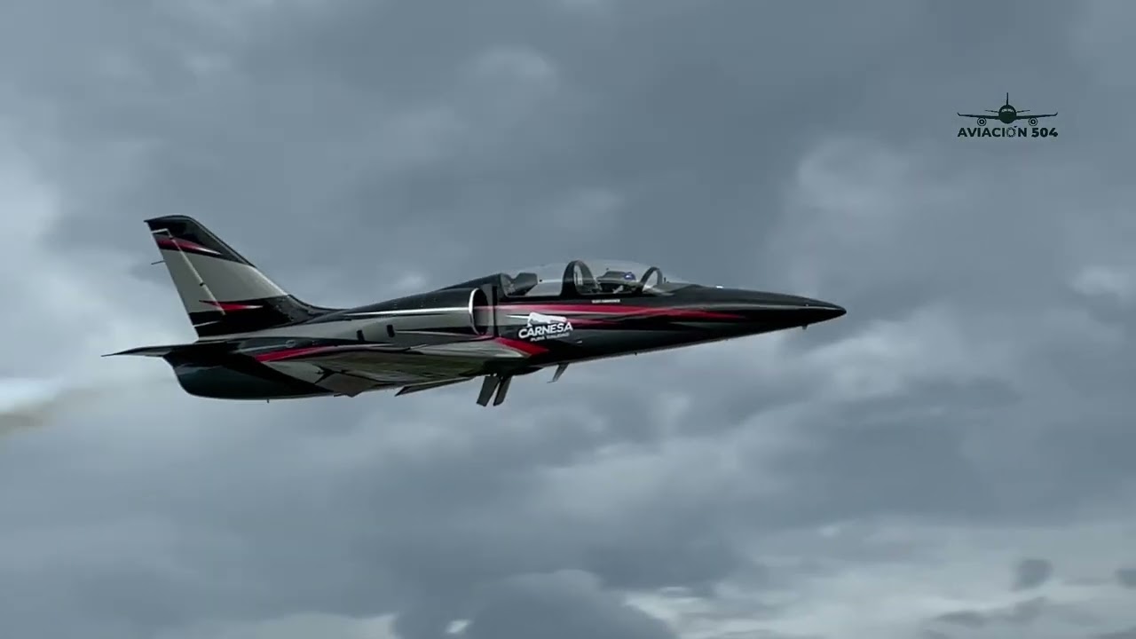 Scott Farnsworth luciéndose con su L-39 Albatros en el Show Aéreo 2025 en San Pedro Sula