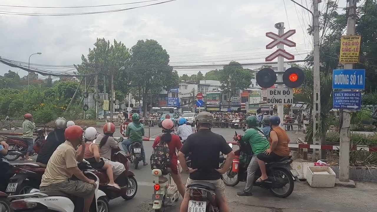 D20E-002 kéo tàu HH15 qua chắn Mã Vòng (16h40)