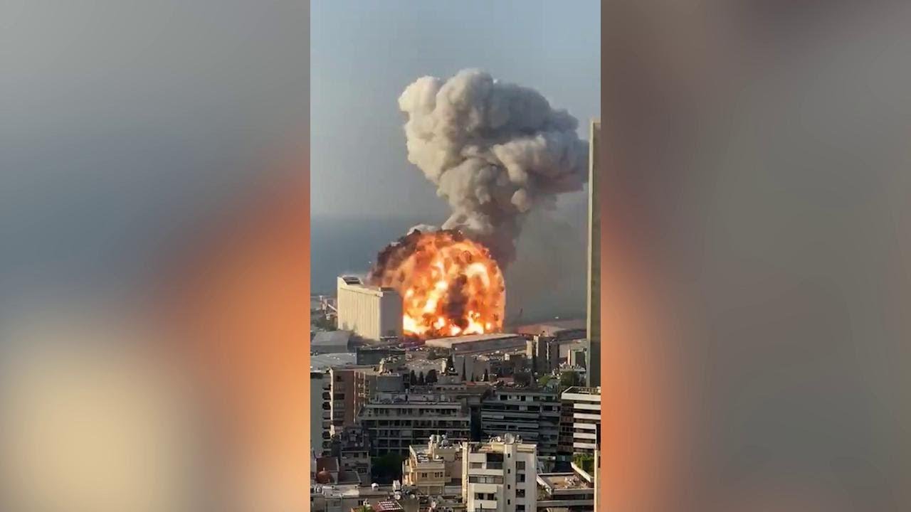 Beirut, ecco le immagini dell'enorme esplosione: l'onda d'urto travolge i palazzi