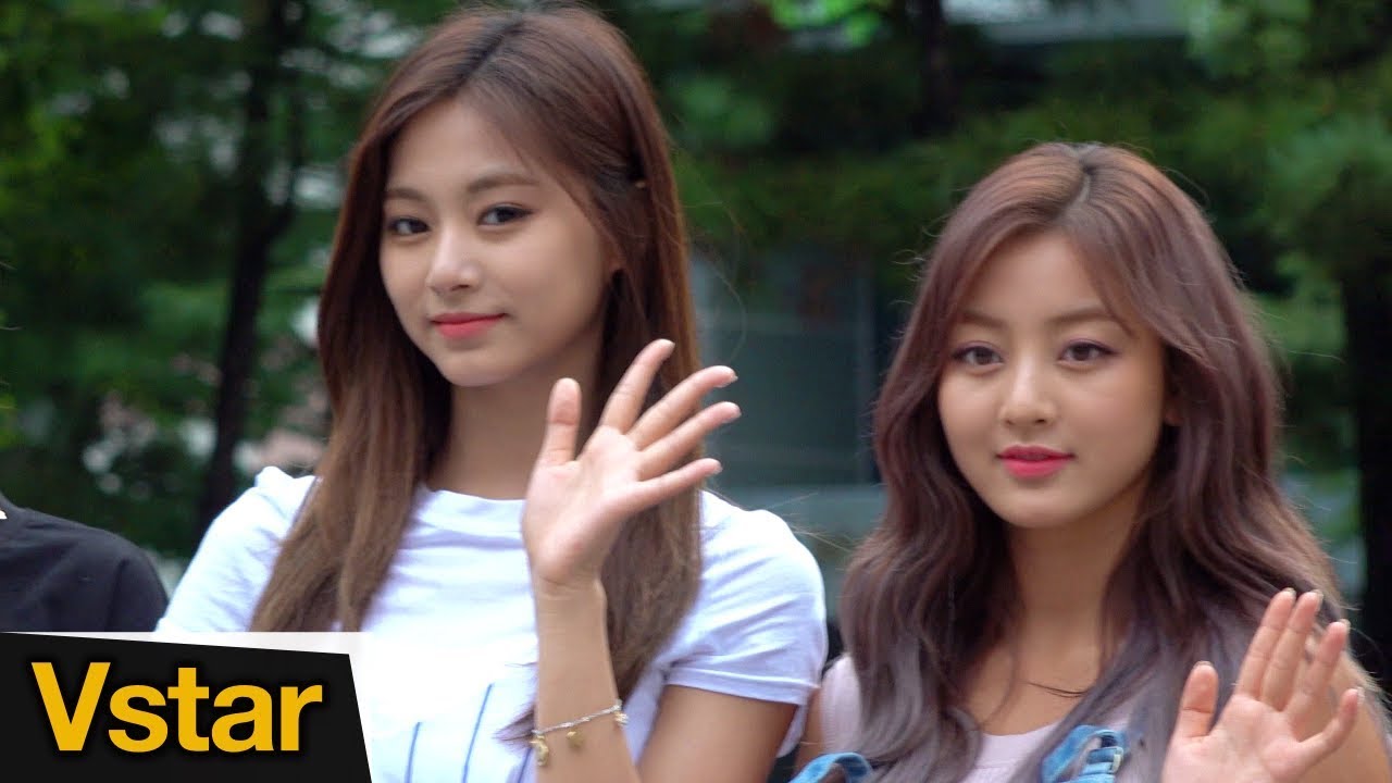 KBS 주차장 밝히는 트와이스 TWICE @ 180713 KBS 뮤직뱅크 출근길