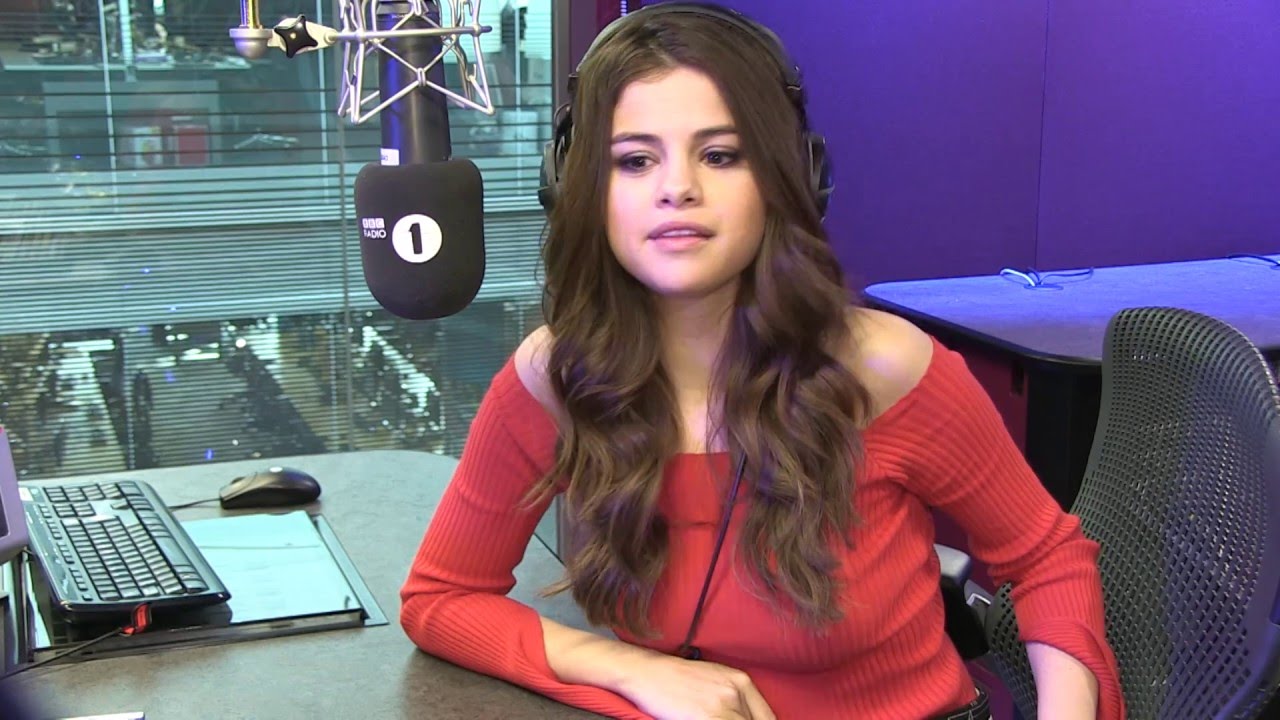 Selena Gomez Reacts To British Chat Up Lines