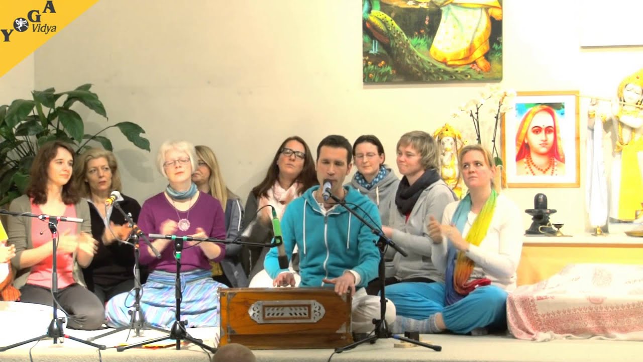 Ma Durga mit Sundaram und Mantraseminargruppe