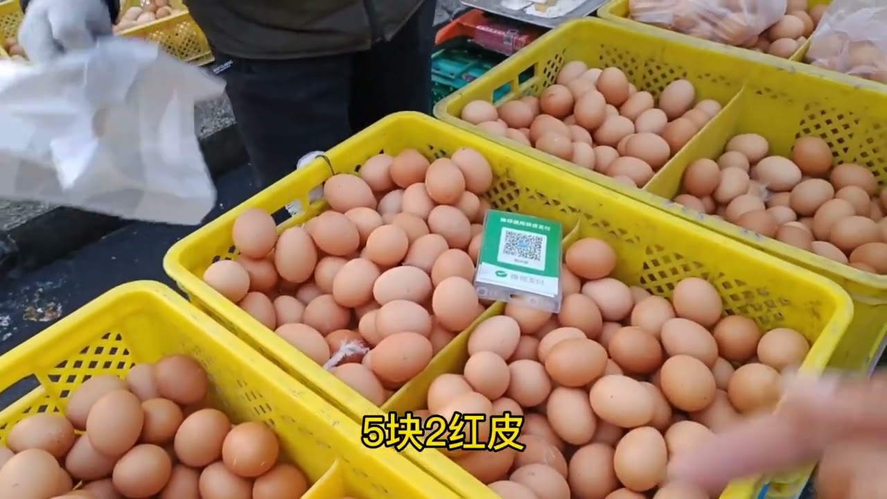 哈尔滨大早市之一，快过年了猪蹄子排骨小鸡真火啊，排骨一买一扇