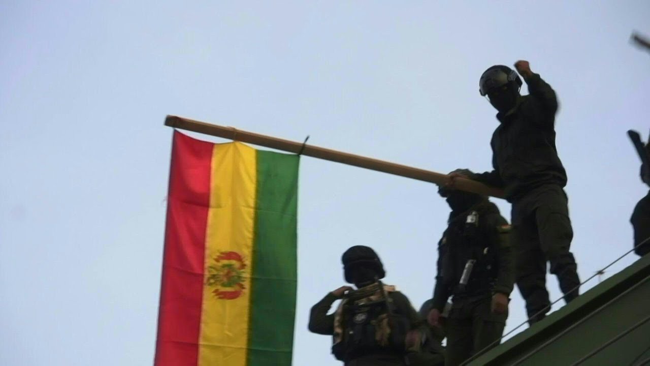 Policías se amotinan contra Evo Morales, que denuncia golpe 