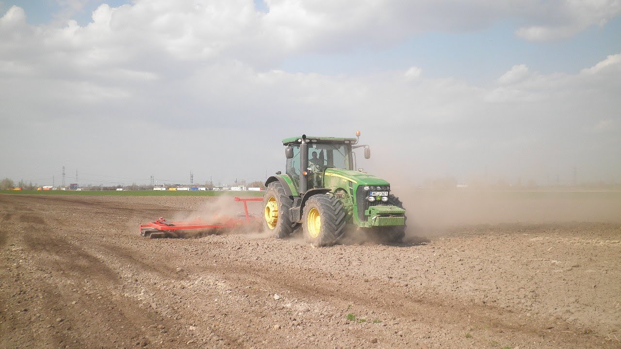 K.T.K. Kft. John Deere 8270R + VAgro 8.4 simító, Rau Unimat 8.4