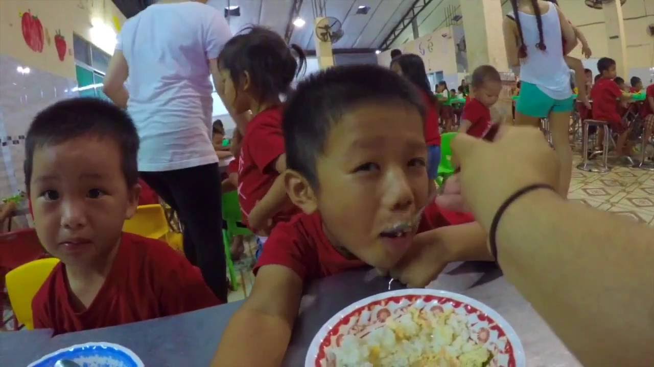 [Humanitaire] Des étudiants EDC Paris BS dans un orphelinat au Vietnam.