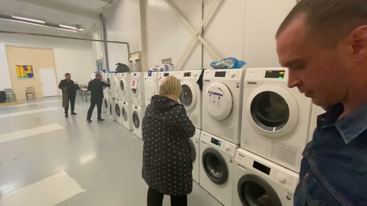 Кемп для беженцев в городе Арнем, Голландия, на баржах на реке Хедеррейн.
