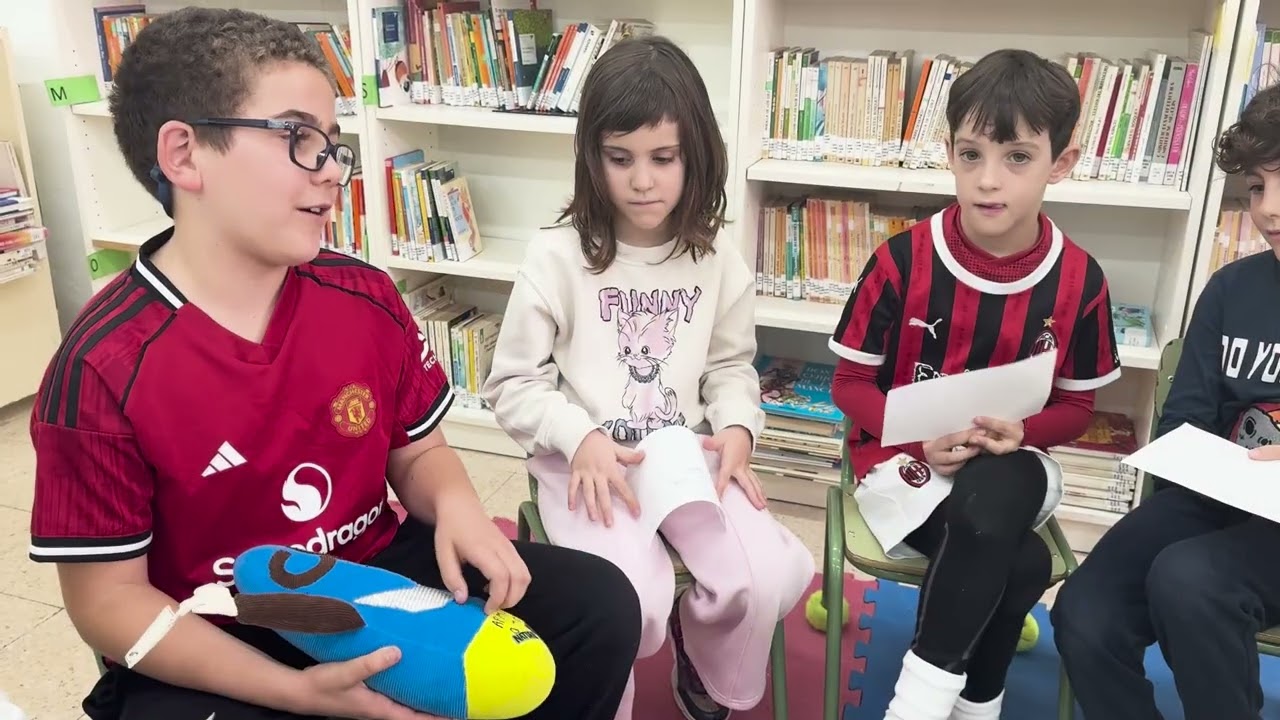 LA MASCOTA DE LA BIBLIOTECA SE HACE REALIDAD EN UN MUÑECO