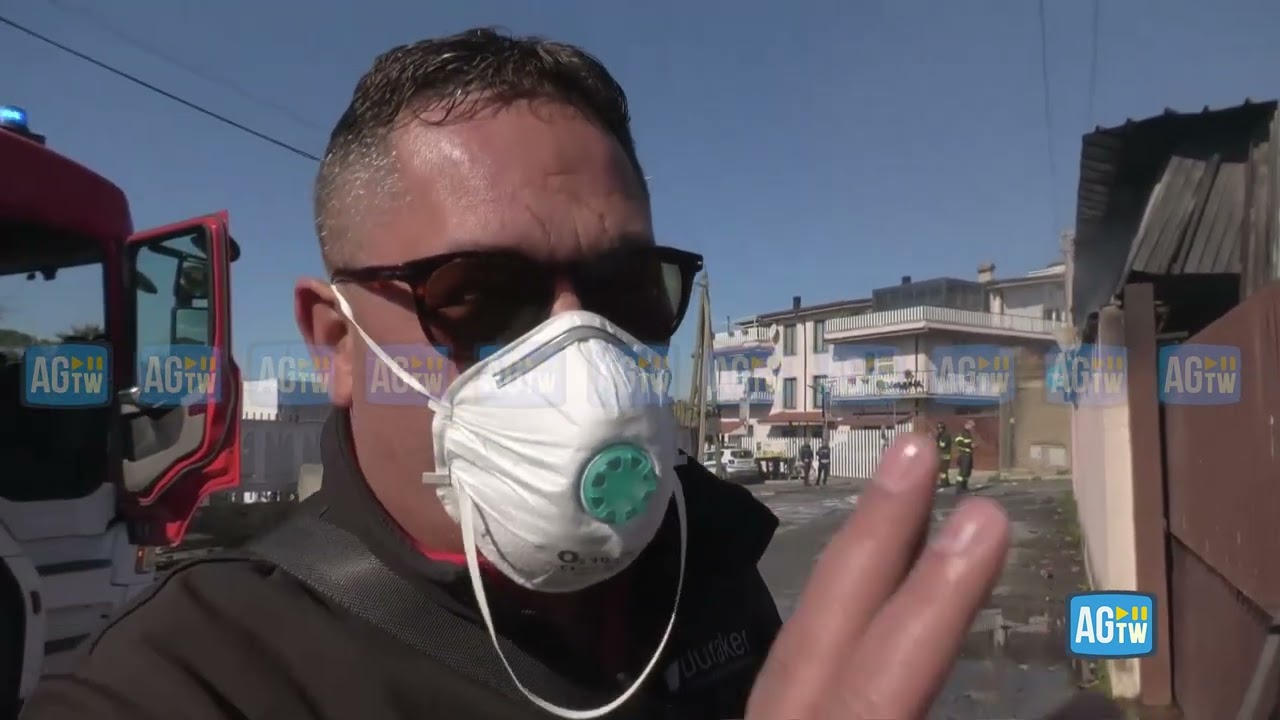 Roma, incendio in deposito edile in zona Borghesiana