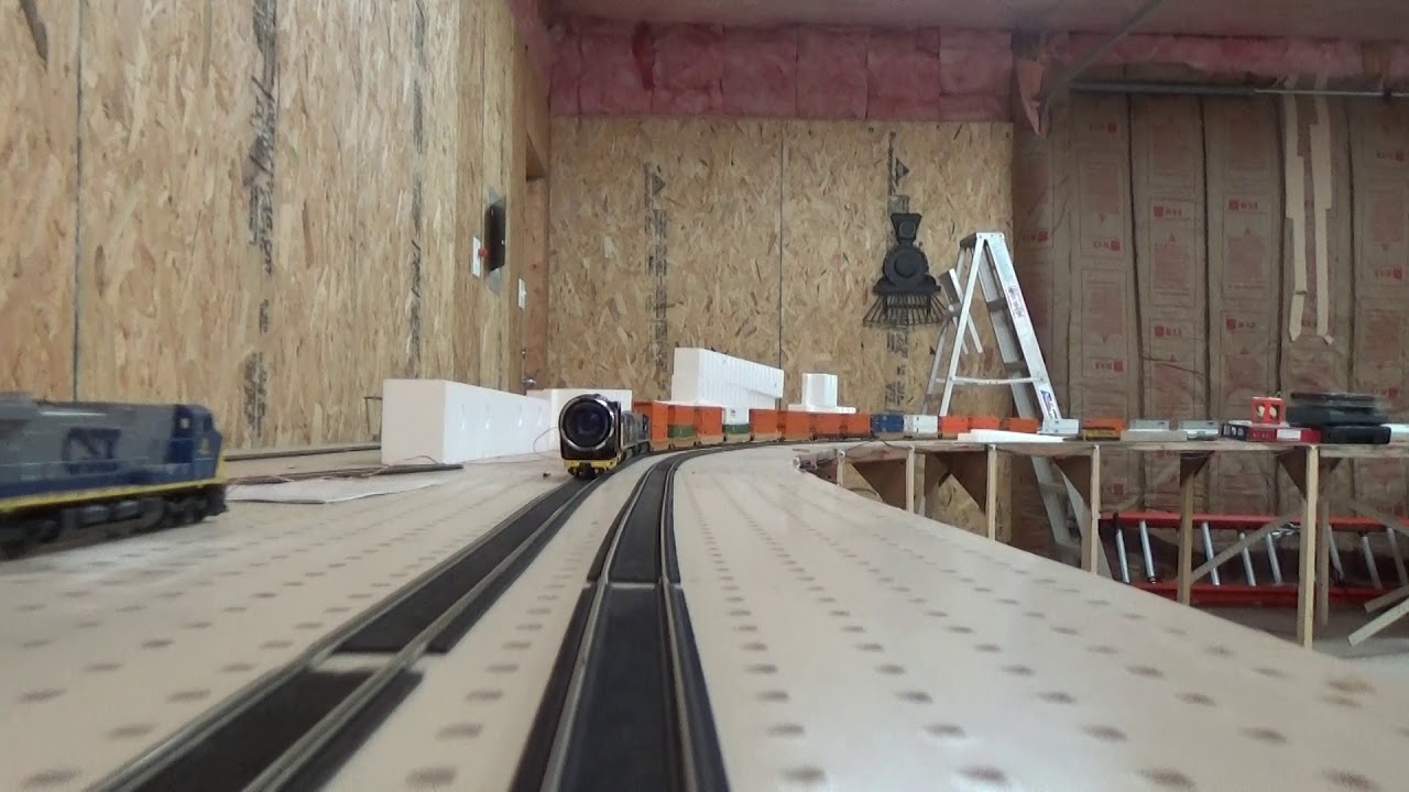 1080 p camera    B      DT&I passing a long CSX intermodal train