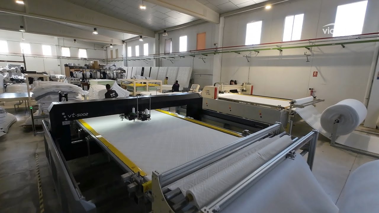 Recorrido interior fábrica de colchones con dron FPV
