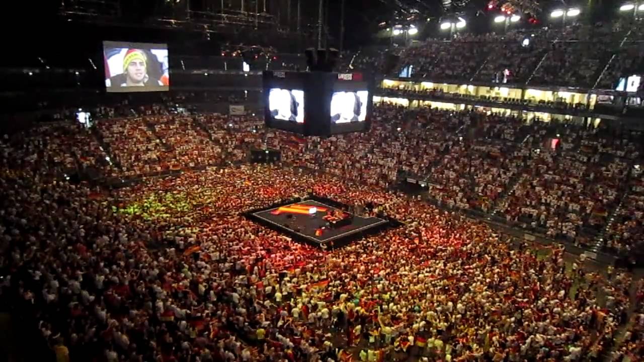 Nationalhymne Lanxess Arena - Deutschland-Spanien WM 2010