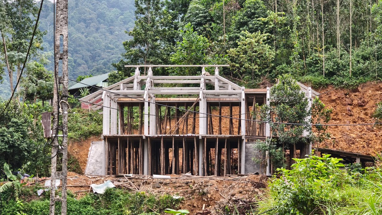 Các bác cùng tham khảo khung nhà sàn chuyền đoạn mẫu cầu thang lên giữa nhà và bếp và bên hiên.