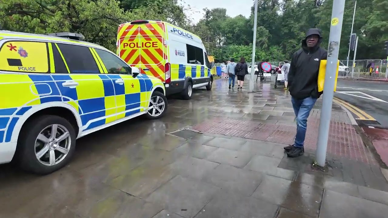 oasis..heaton park.. the rain dont stop these fans....day 4