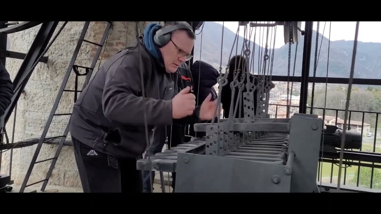 Giuseppe Signori. Suono d'allegrezza per dodici campane sul campanile di San Giuliano di Albino.