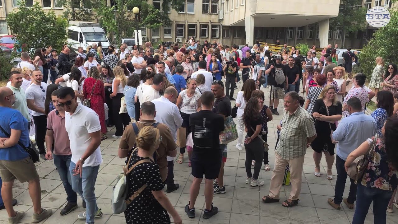 Протест и контрапротест се проведоха пред „Майчин дом“ в София