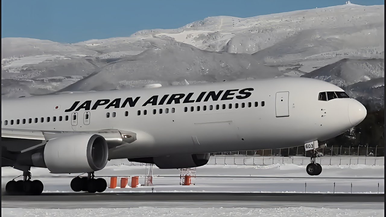 【冬も終盤の函館空港】雪を巻き上げるシップの離着陸