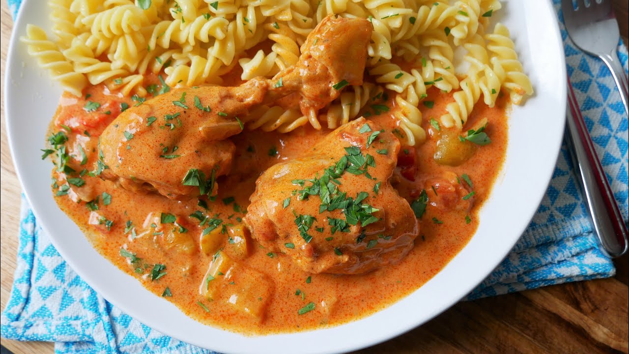 Paprika Hähnchen mit Nudeln (Rezept) || Chicken Paprikash with Pasta (Recipe) || [ENG SUBS]