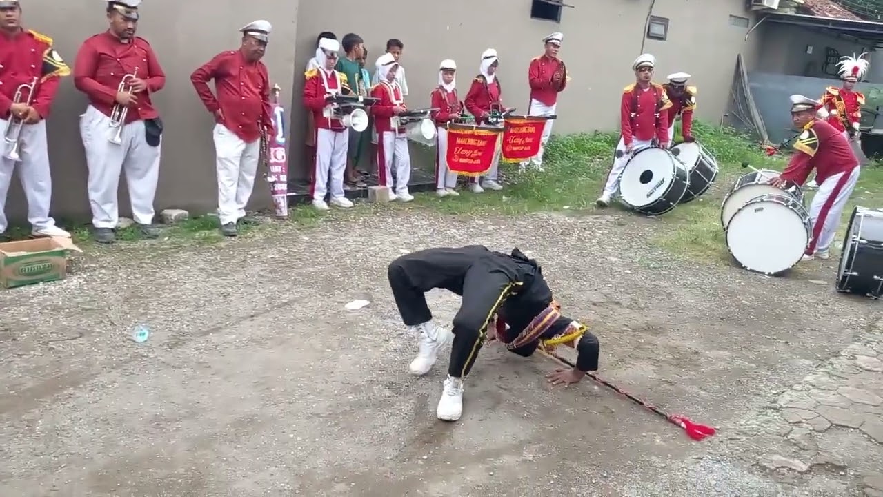 Aksi konser Elang Jawa Marching Band di TPQ AL KHAROMAIN PESAYANGAN 