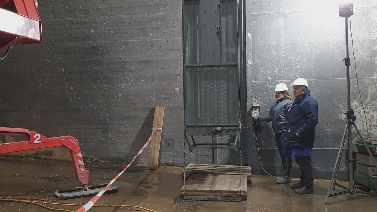 Blick in den Innenraum einer Turbine - Revision im Donaukraftwerk