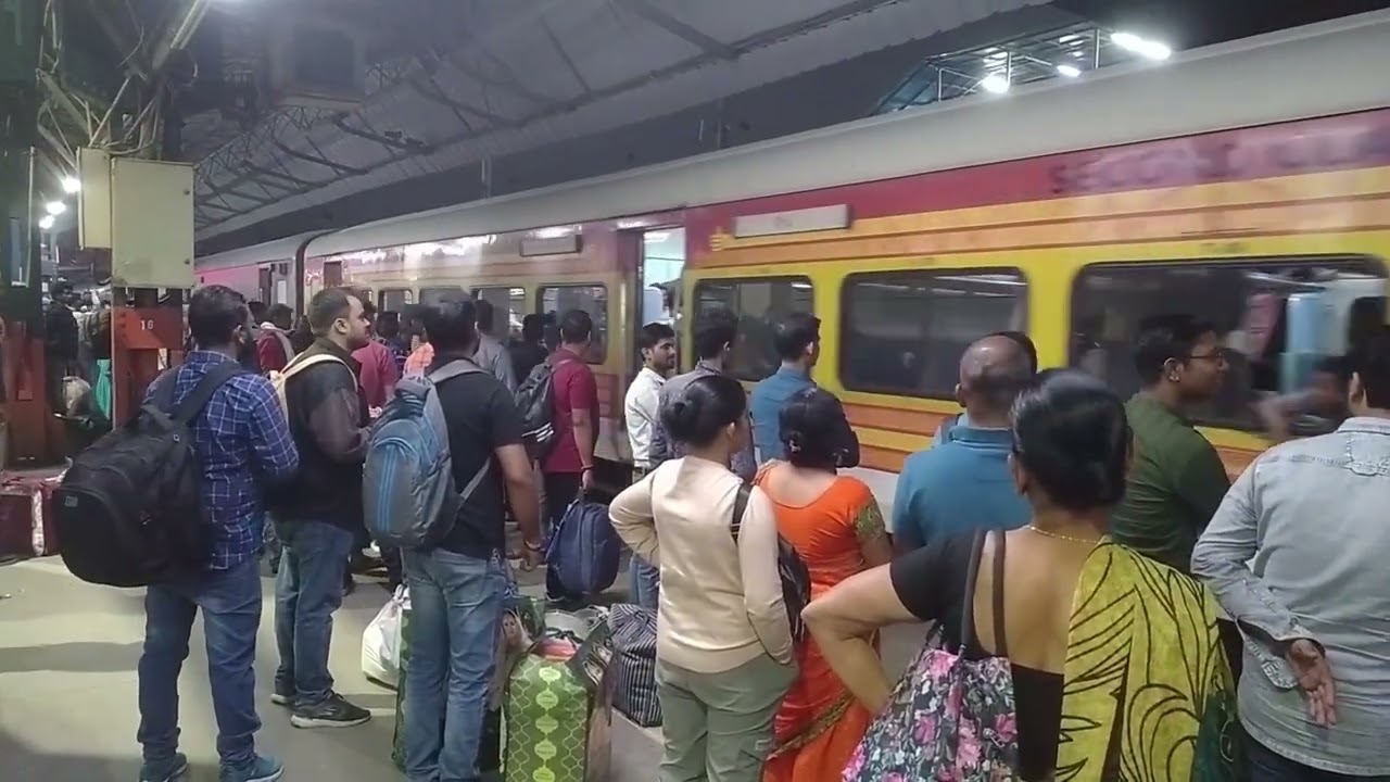 12562 Swatantrata senani superfast express arrival New Delhi railway station... 