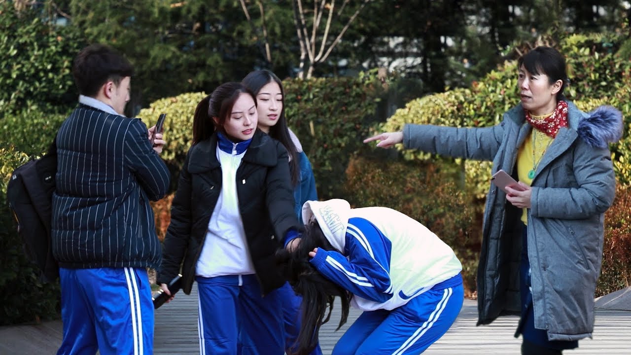 What will the passers-by do when they see school bullying happens in China? 当校园霸凌发生在眼前，路人们会怎么做？