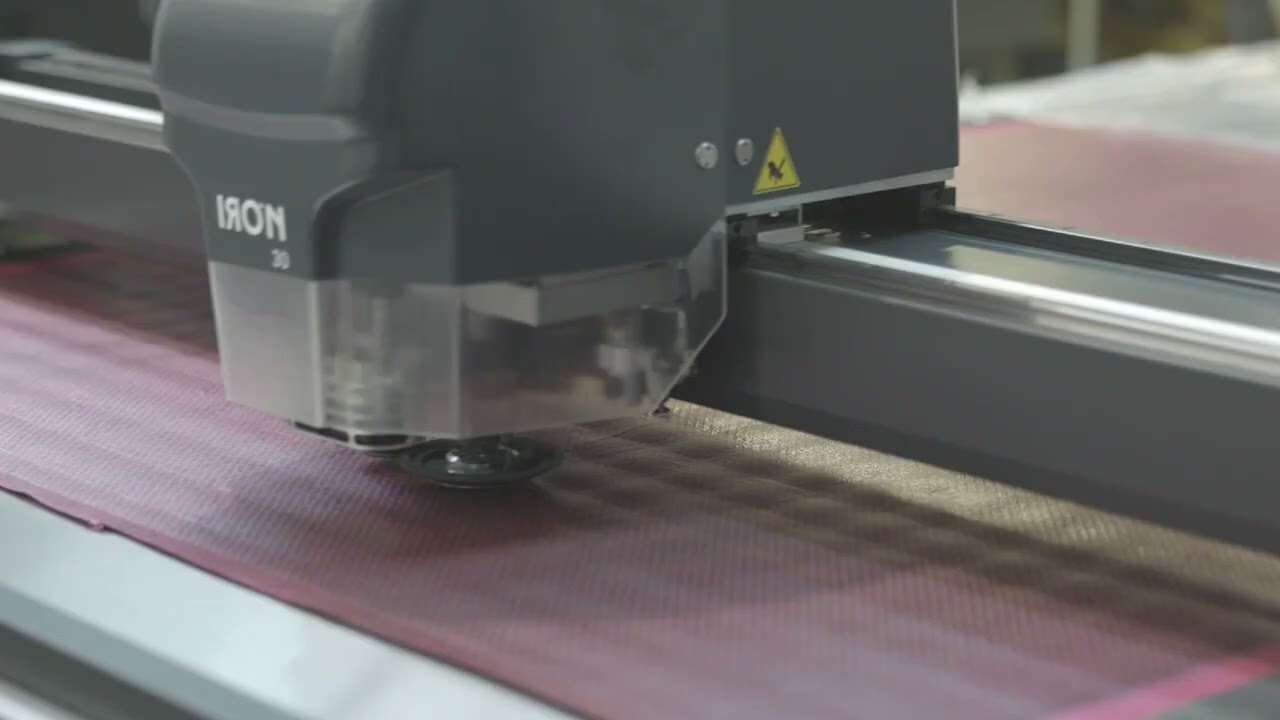 Automatyczna krojownia do rozkroju materiałów kompozytowych.