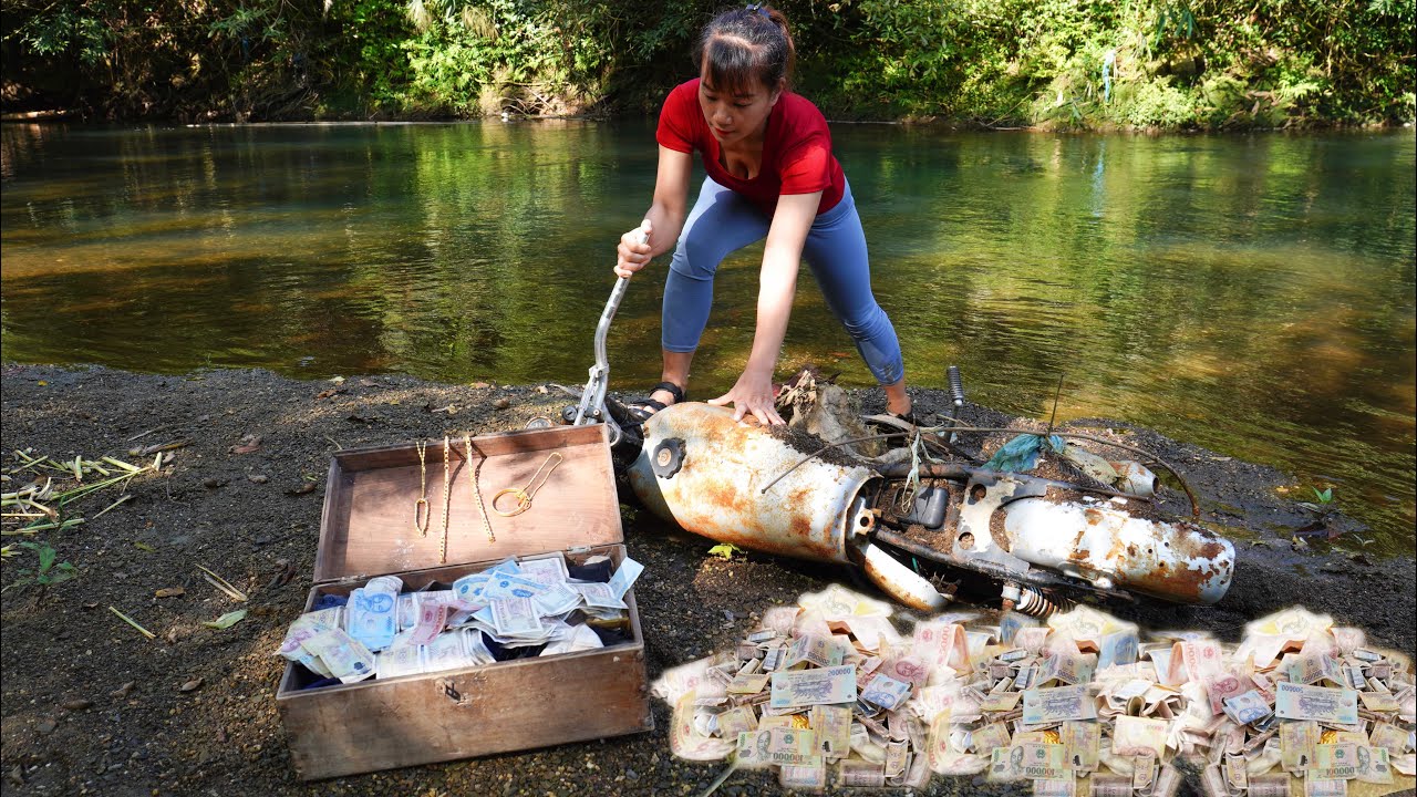 Poor Girl Picks Up Scrap | Girl Found Large Amount Of Money, Gold And An Antique Motorbike