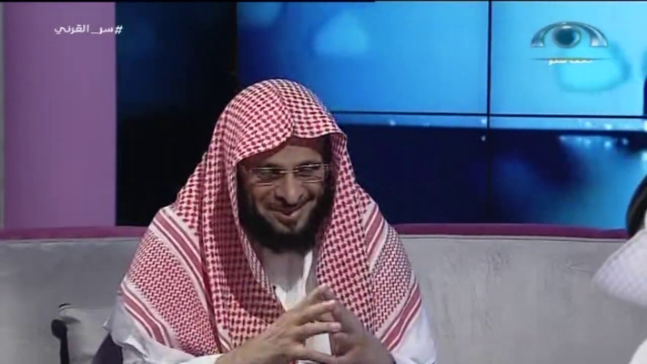 الحسيني لم يتمالك نفسه من الضحك بشدة مع عايض القرني !!