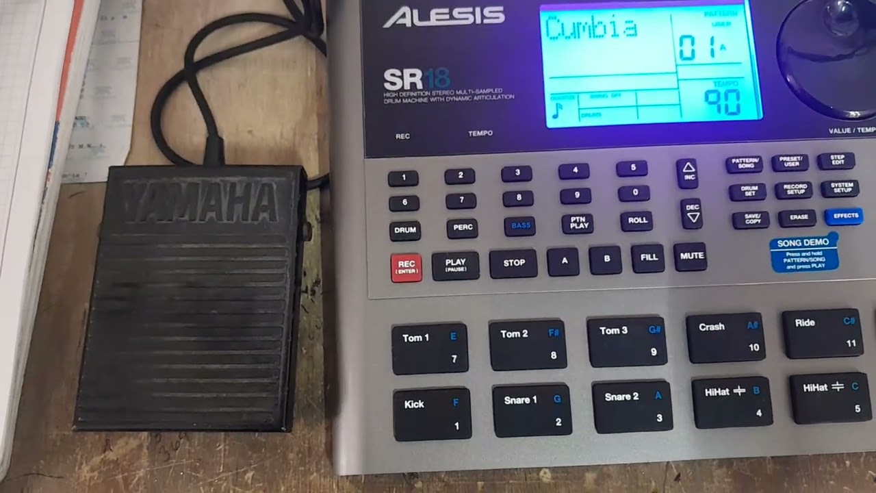Alesis SR18 desfase al activar la caja de ritmos con un pedal, situación y solución.