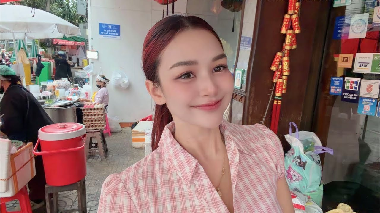 LIVE Street Caf&eacute; - Welcome Family 🤗 Ploysai Coffee Lady in Bangkok Thailand - Thai Street Food